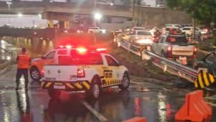 Marginal Botafogo precisou ser interditada após córrego transbordar por conta da chuva.
