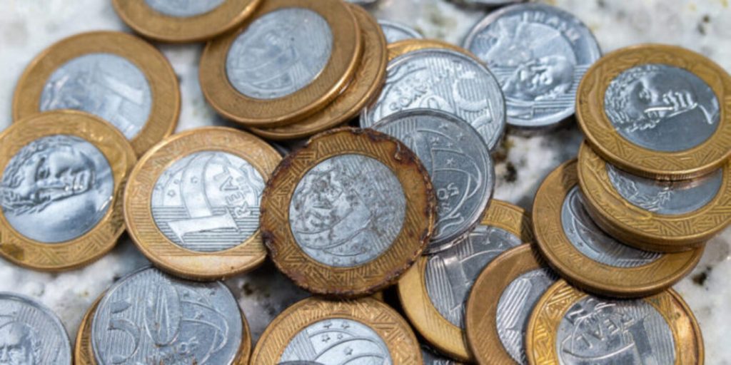 Conheça as moedas de R$ 1 que hoje estão valendo o preço de uma moto