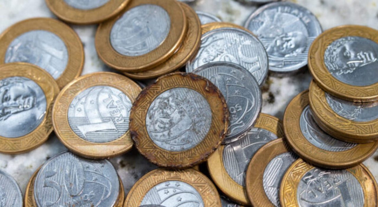 Conheça as moedas de R$ 1 que hoje estão valendo o preço de uma moto