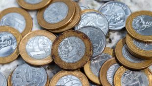 Conheça as moedas de R$ 1 que hoje estão valendo o preço de uma moto