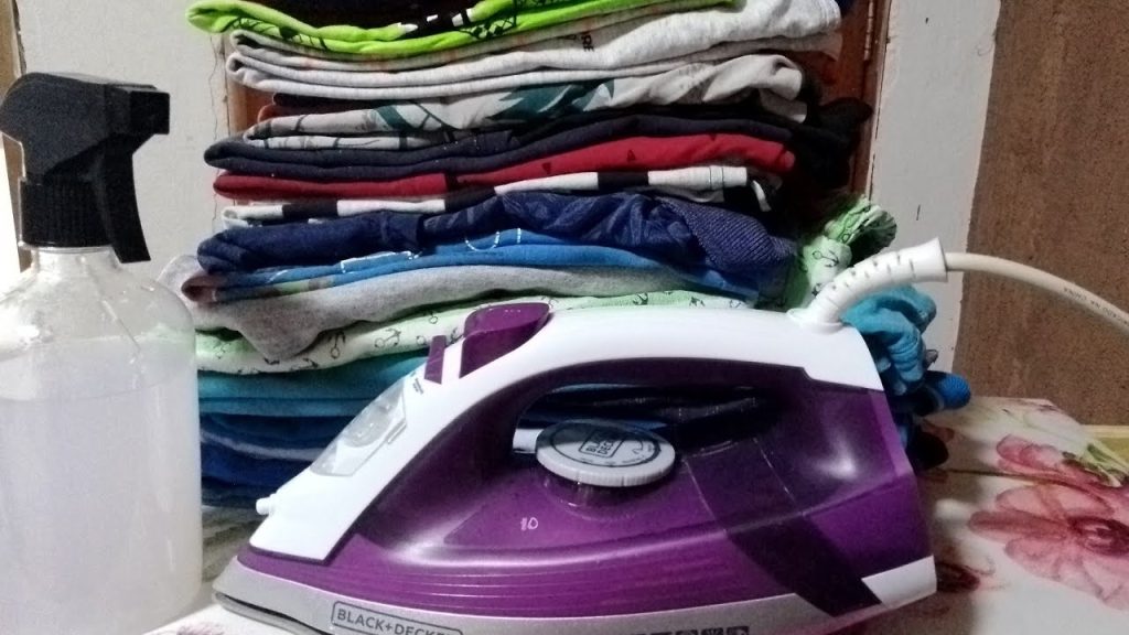 O erro comum na hora de passar roupas que pode estragar os tecidos sem você notar