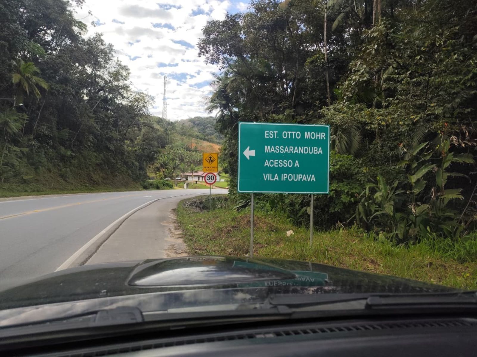 Placa chama atenção de motoristas que passam por rodovia