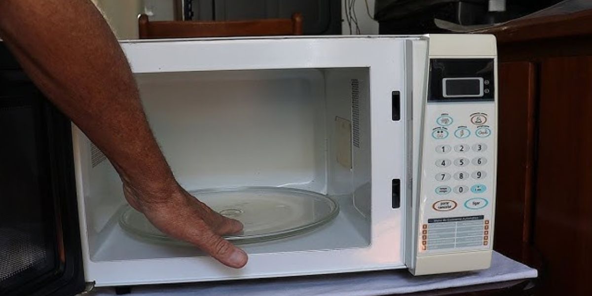 O tempo máximo que um prato pode ficar no micro-ondas para não explodir, segundo técnicos