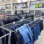 A Receita Federal invadiu uma loja na BR-277 e apreendeu uma montanha de produtos falsificados