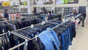 A Receita Federal invadiu uma loja na BR-277 e apreendeu uma montanha de produtos falsificados
