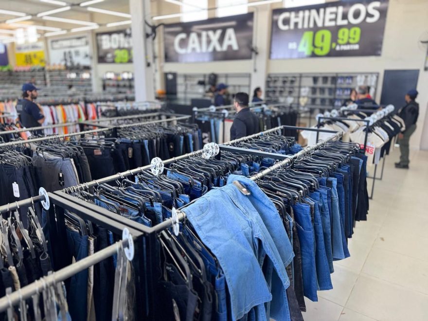 A Receita Federal invadiu uma loja na BR-277 e apreendeu uma montanha de produtos falsificados