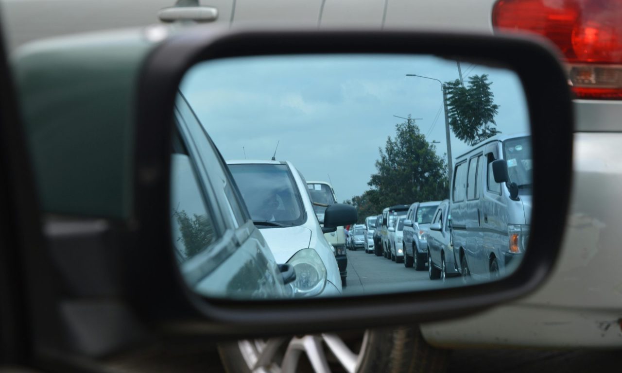 Fechar os retrovisores ao estacionar pode causar um problema grave no carro, alertam mecânicos