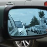 Fechar os retrovisores ao estacionar pode causar um problema grave no carro, alertam mecânicos