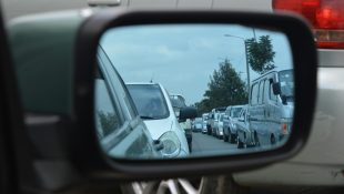 Fechar os retrovisores ao estacionar pode causar um problema grave no carro, alertam mecânicos