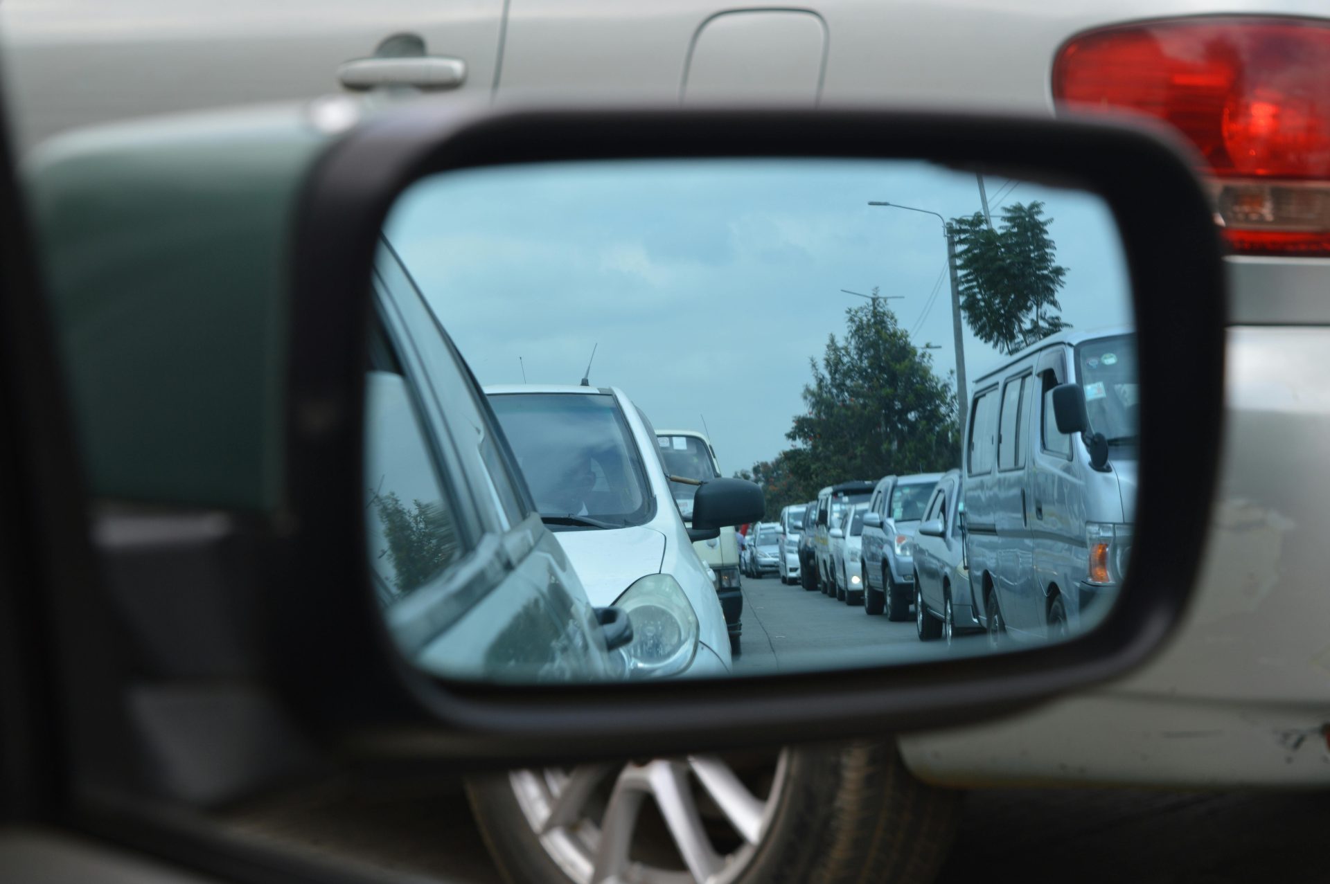 Fechar os retrovisores ao estacionar pode causar um problema grave no carro, alertam mecânicos