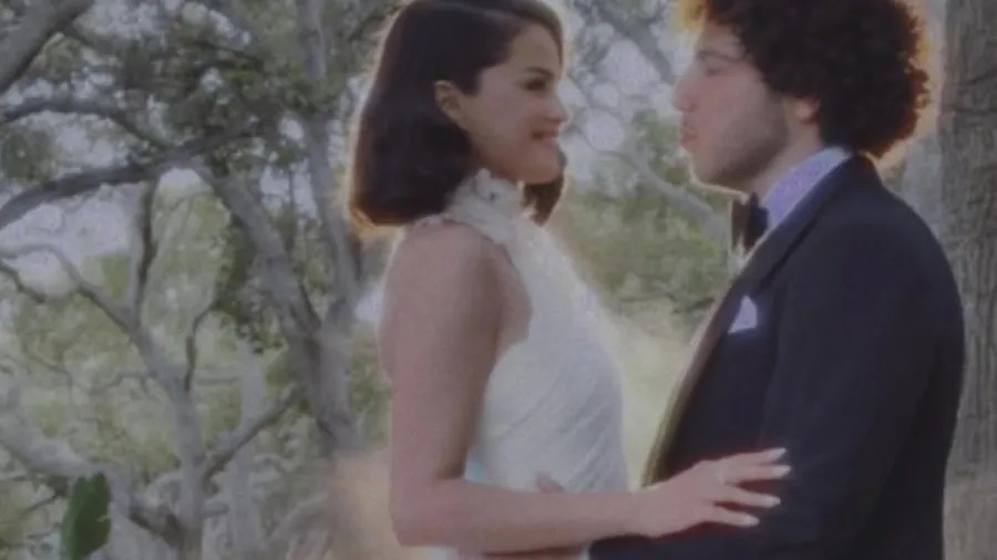 Selena Gomez e Benny Blanco se casaram.