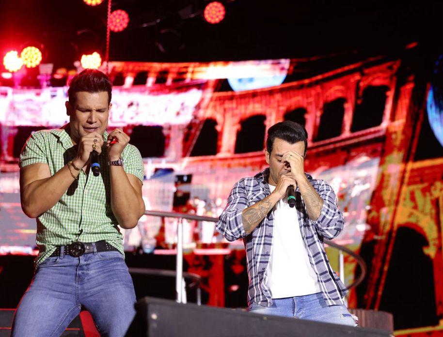 Cantores sertanejos Israel Novaes e Thiago Brava