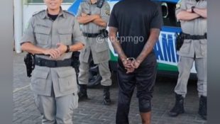Homem foi preso e conduzido até a Central de flagrantes em em Goiânia(Foto: Divulgação)