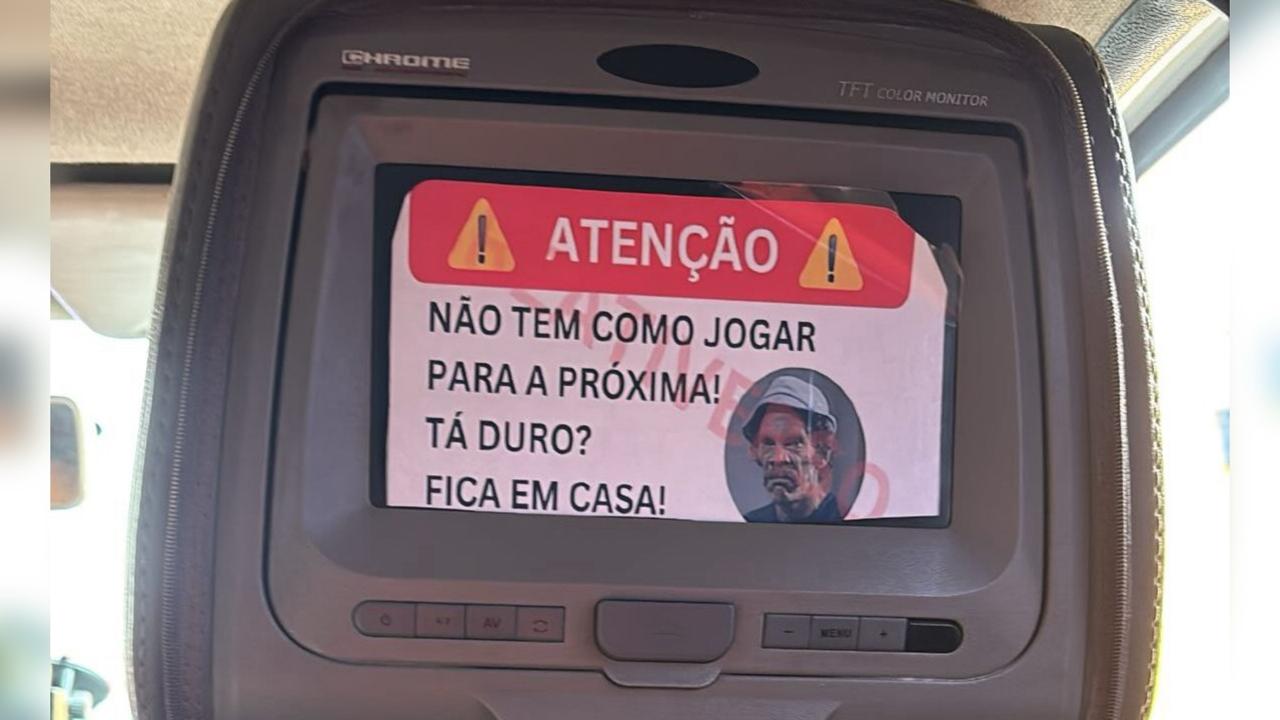 Placa em carro de motorista de aplicativo chama atenção de passageiros por recado sem medo