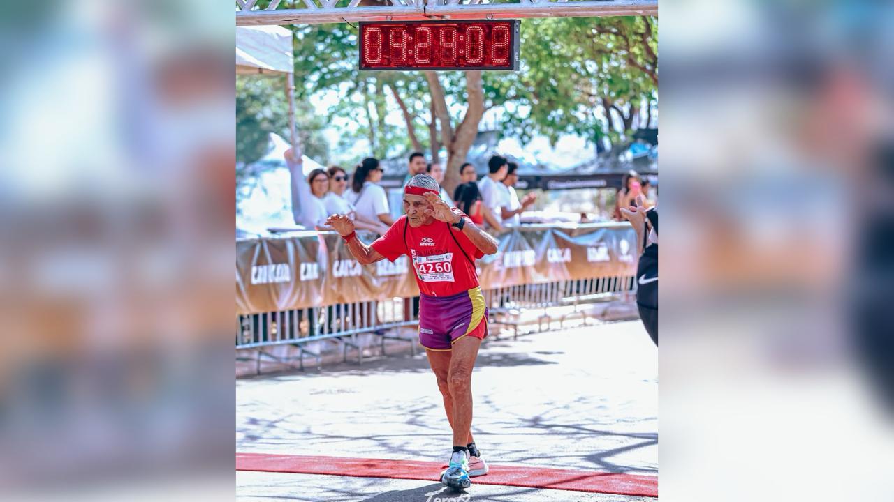 Aos 92 anos, idoso dá exemplo de superação e corre maratona em Goiânia