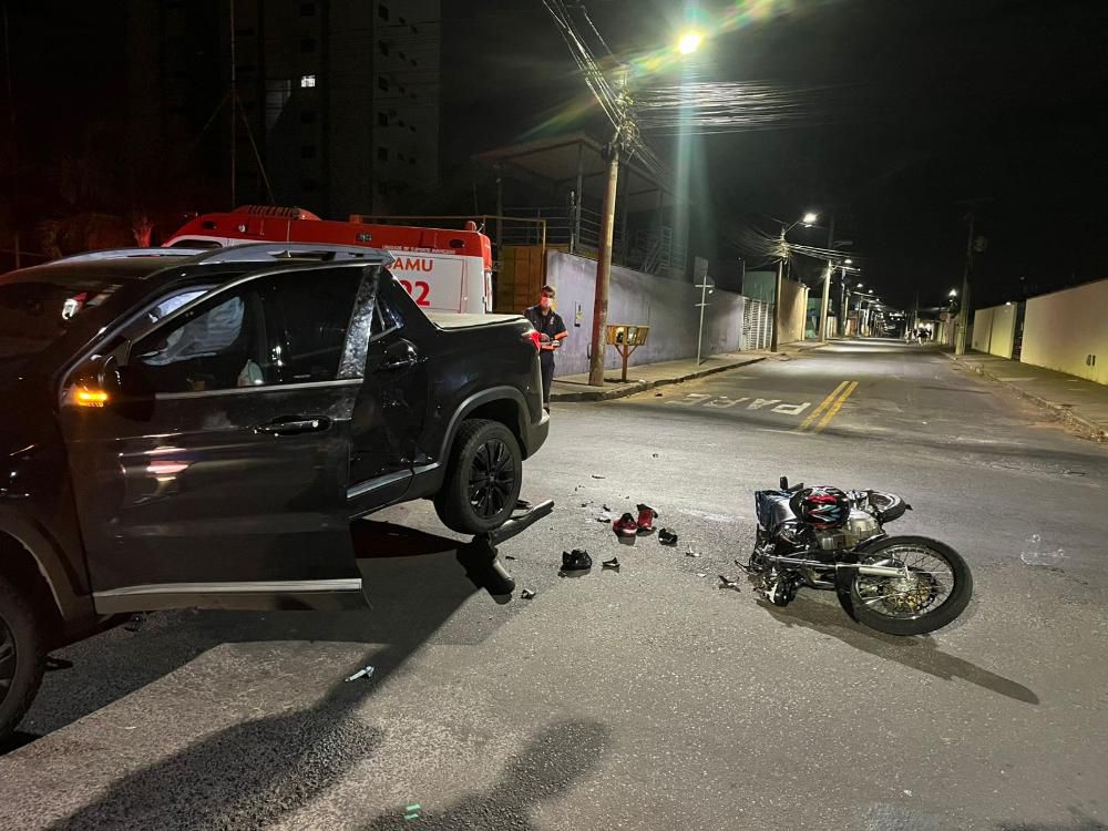 Motociclista fica em estado grave e é entubado após ser atingido por caminhonete em Anápolis