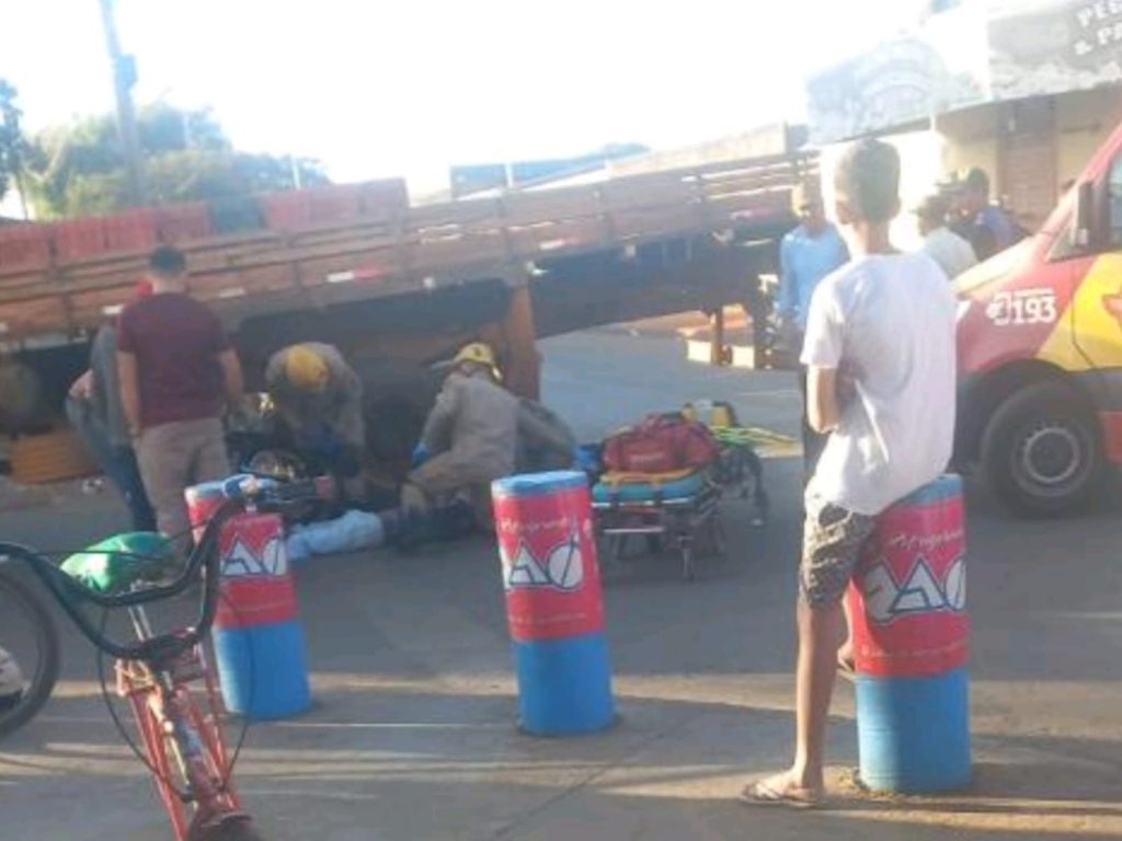 Vítima sofreu uma fratura exposta após ser atropelada pelo caminhão. (Foto: reprodução)