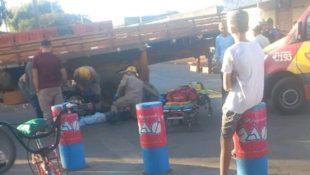 Vítima sofreu uma fratura exposta após ser atropelada pelo caminhão. (Foto: reprodução)