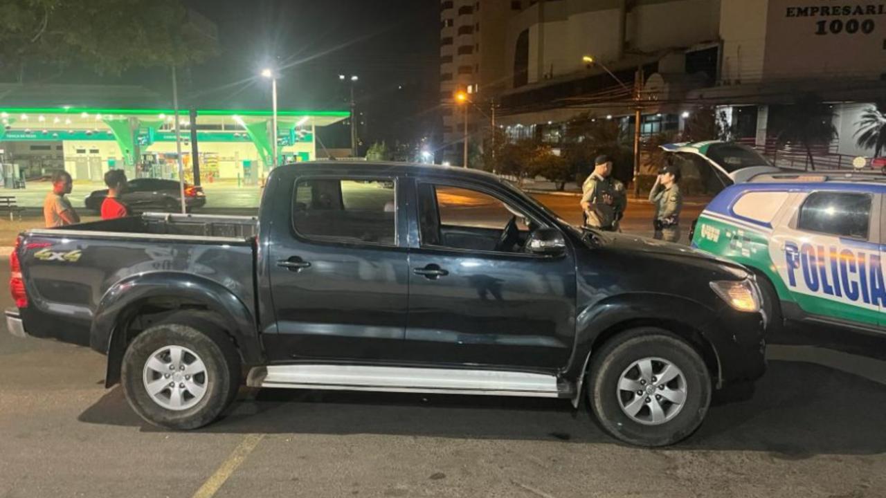 Acidente de trânsito em Goiânia termina com motorista de Hillux preso após troca de socos
