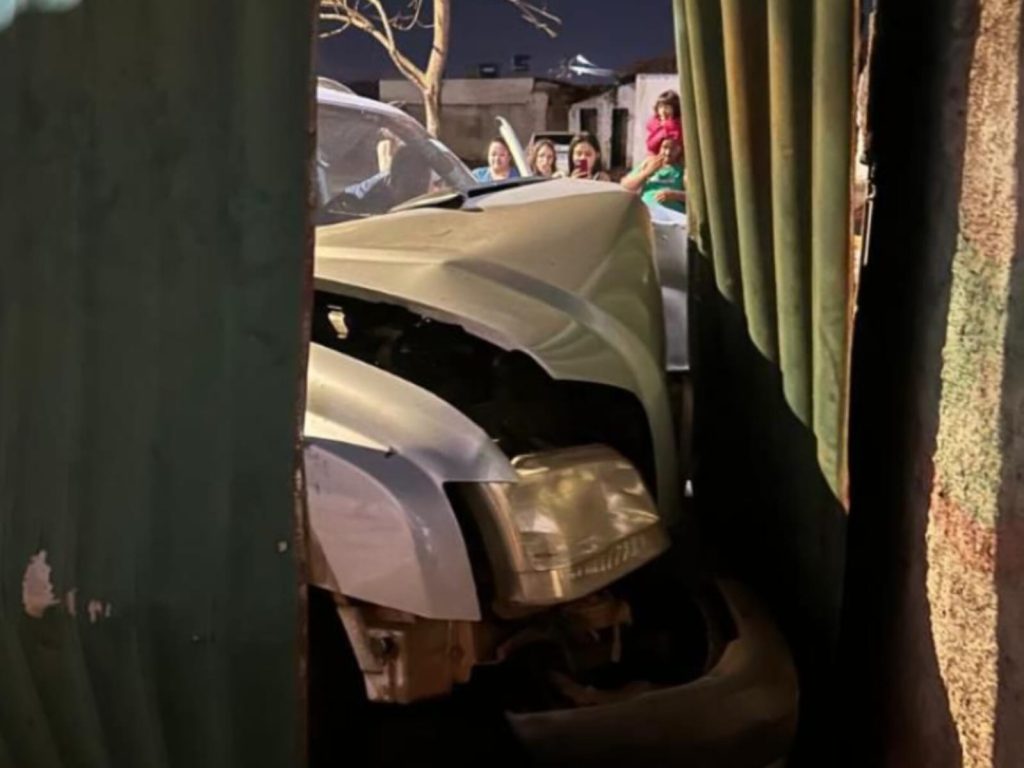 Carro danificou o portão e o muro da residência. (Foto: Reprodução)