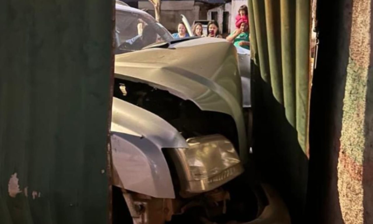 Carro danificou o portão e o muro da residência. (Foto: Reprodução)