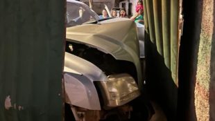 Carro danificou o portão e o muro da residência. (Foto: Reprodução)
