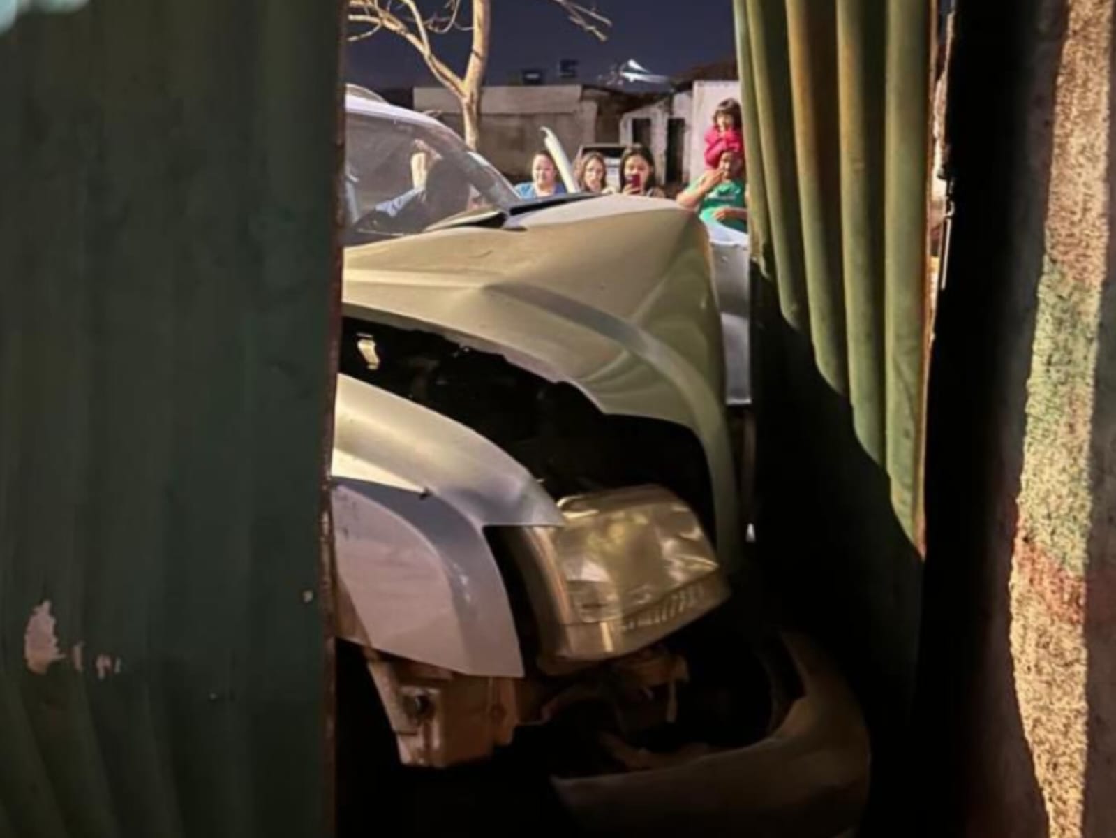 Carro danificou o portão e o muro da residência. (Foto: Reprodução)