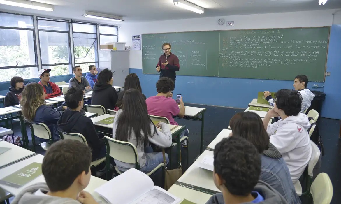 Lula sanciona lei que cria Carteira Nacional do Professor