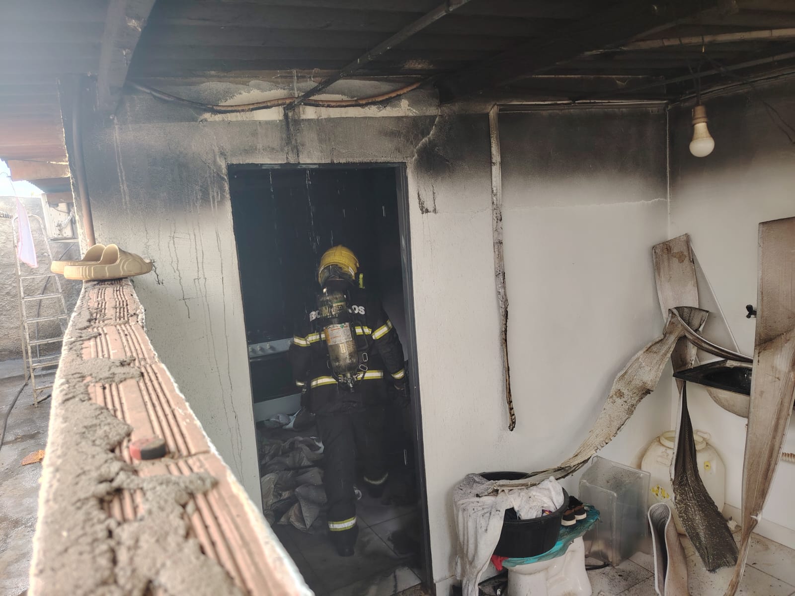 Veja as imagens do incêndio que destruiu residência em Caldas Novas