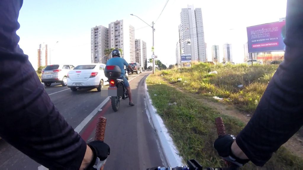 Ciclista registra flagrante de desrespeito a ciclovia em Goiânia. (Foto: Arquivo Pessoal)