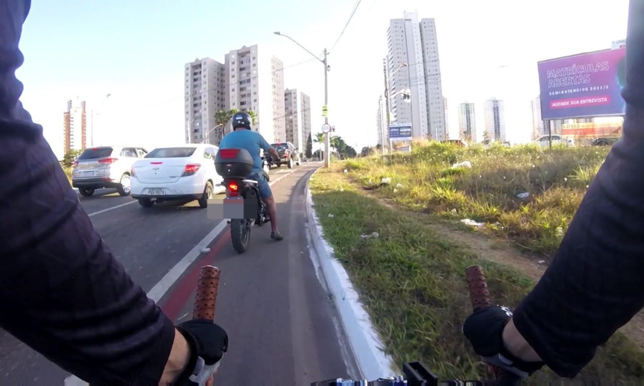 Ciclista registra flagrante de desrespeito a ciclovia em Goiânia. (Foto: Arquivo Pessoal)