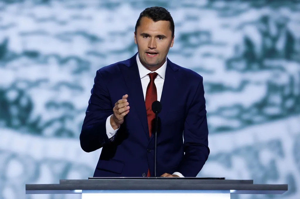 Charlie Kirk foi morto por um tiro de fuzil durante um evento nos EUA. (Foto: Reprodução)