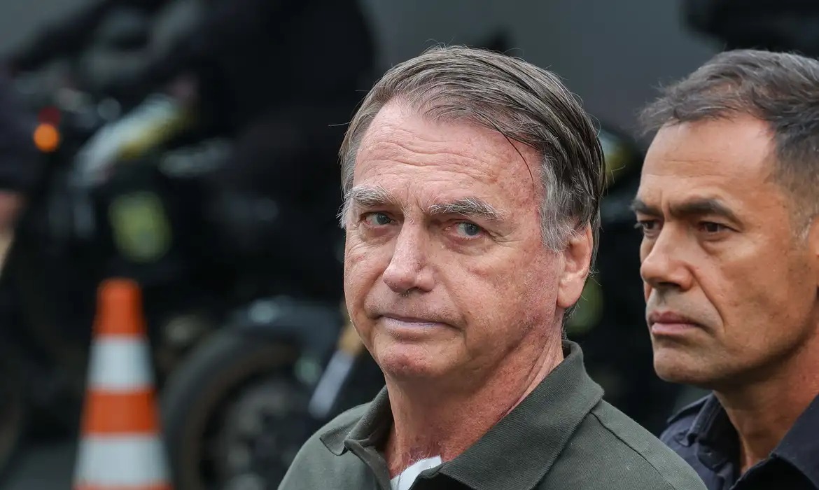 Bolsonaro volta para prisão domiciliar após exames, e médico cita estado fragilizado