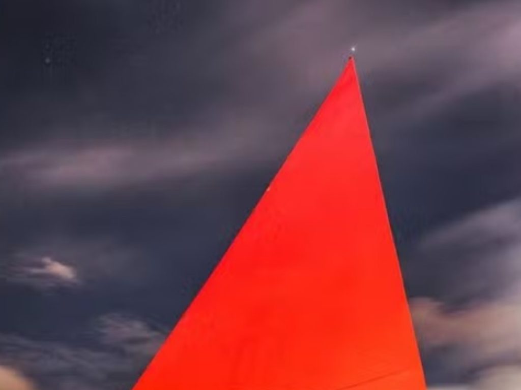 Foto mostra a estrela que representa Goiás perfeitamente alinhada com pico da pirâmide do Ccon. (Foto: Pedro Cunha)