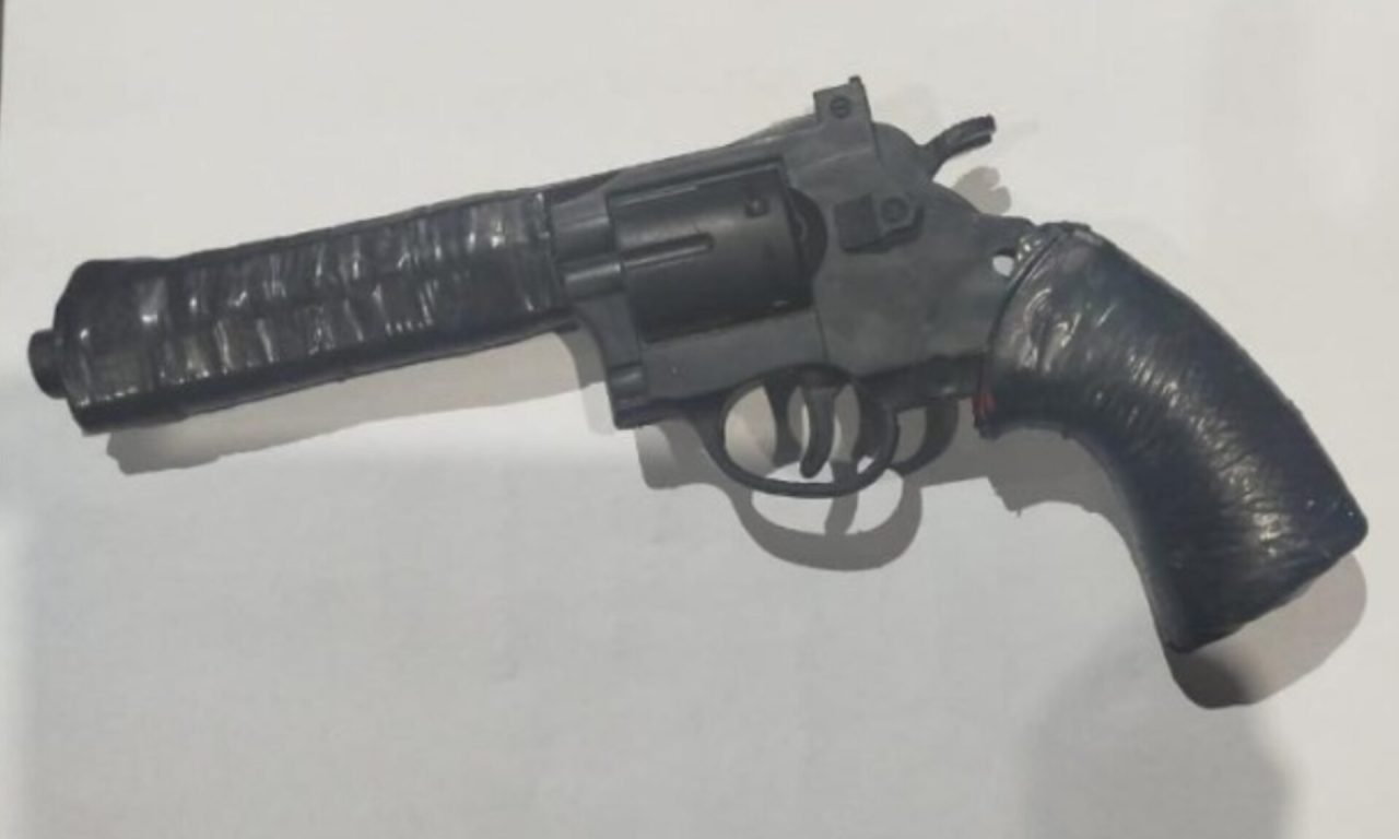 Simulacro de revólver utilizado para praticar o assalto. (Foto: Reprodução)