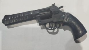 Simulacro de revólver utilizado para praticar o assalto. (Foto: Reprodução)