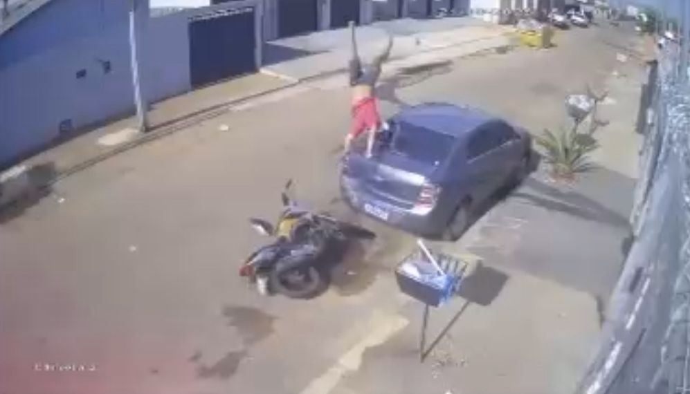 Jovem que pegou moto escondida do primo sofreu gravíssimo acidente em Anápolis; assista
