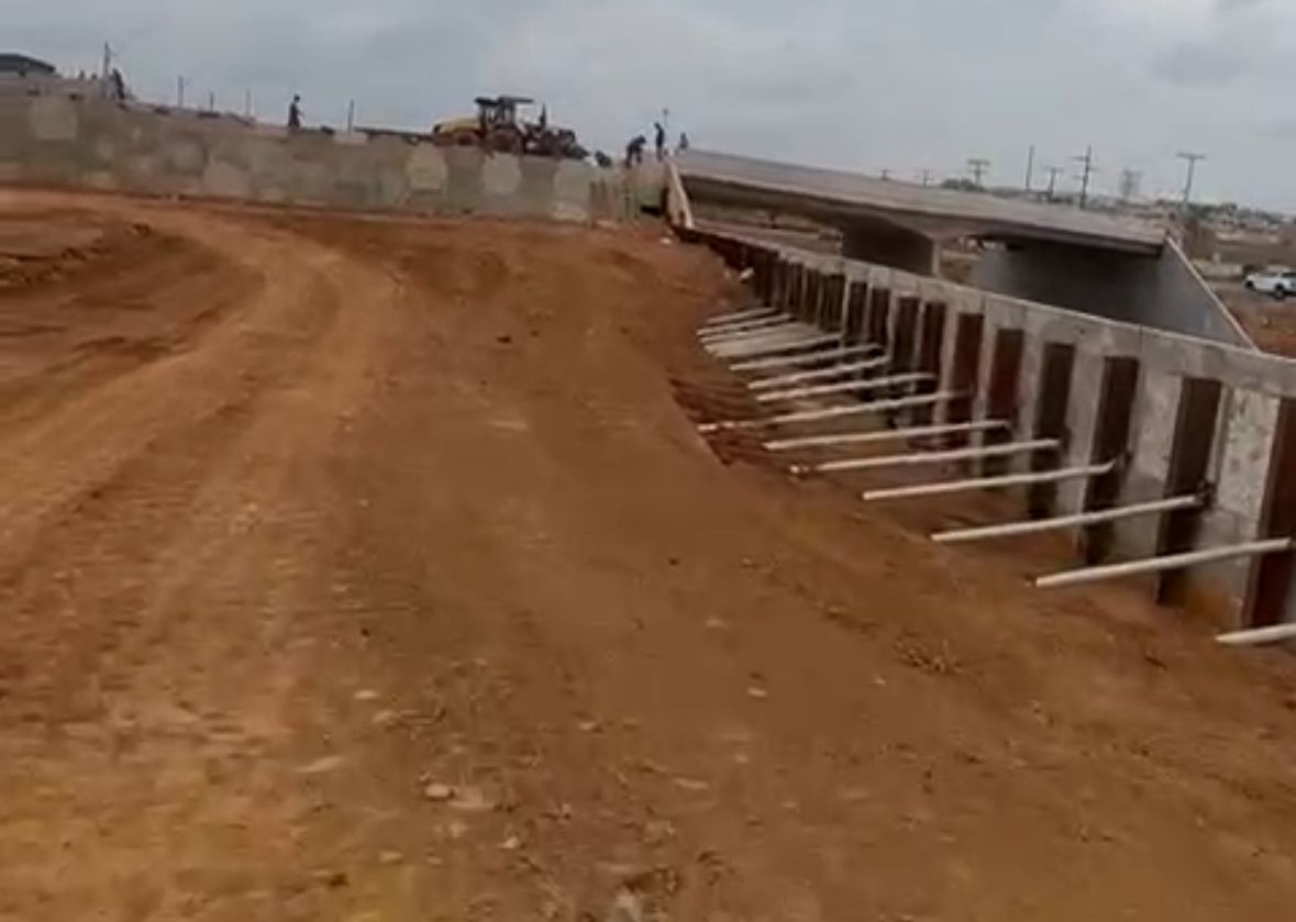 Frágeis escoras de madeira sustentavam o muro de contenção que desabou na obra do viaduto do Recanto do Sol