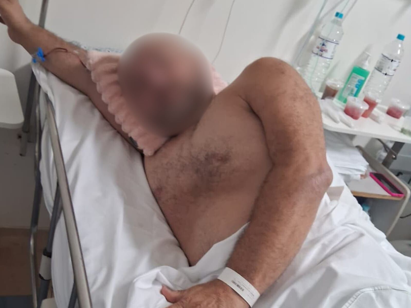 Ismael enfrenta dores lancinantes já há três semanas enquanto aguarda ressonância. (Foto: Reprodução)