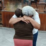 Mães da vítima e da ré se abraçaram após leitura da sentença. (Foto: Davi Galvão)