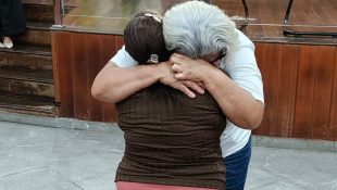 Mães da vítima e da ré se abraçaram após leitura da sentença. (Foto: Davi Galvão)