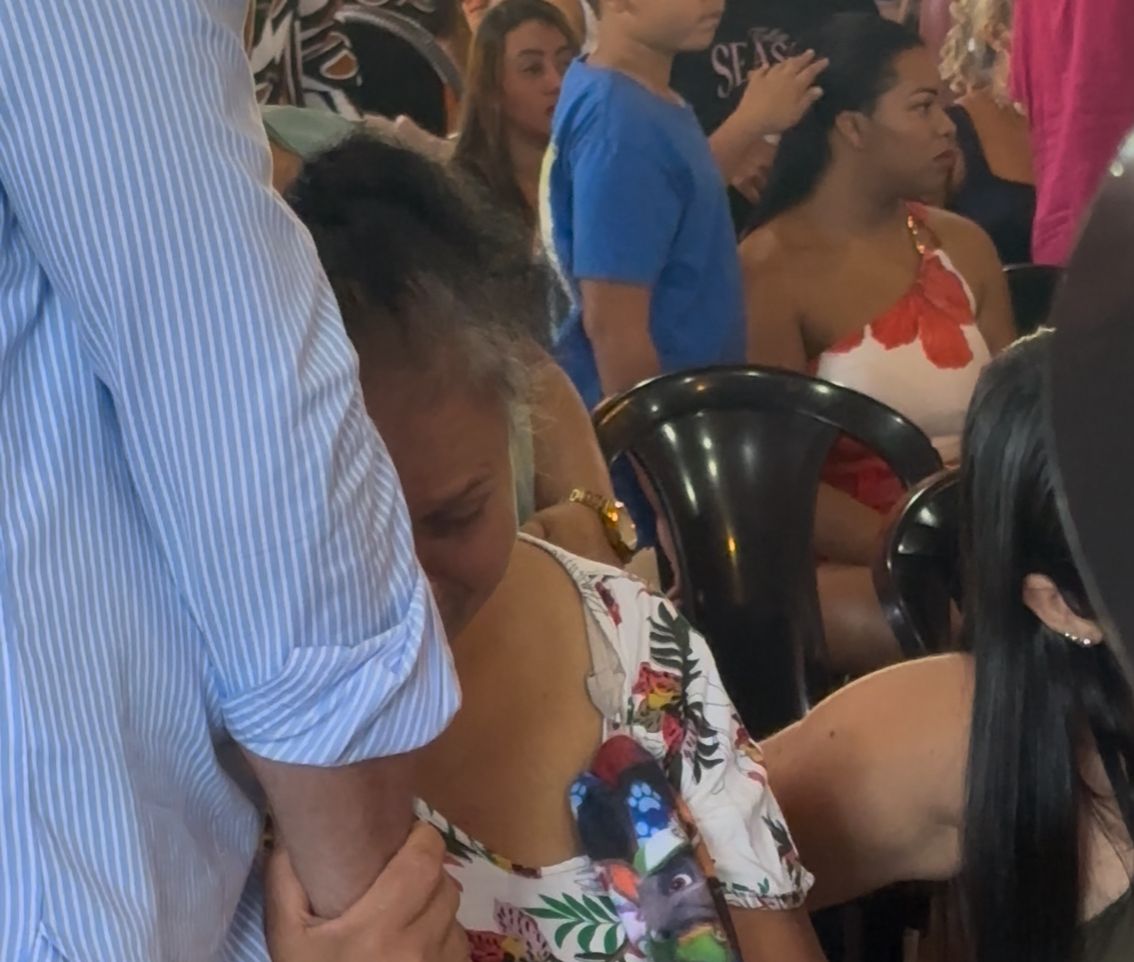 Idosa com bíblia na mão se desespera por não conseguir casa em sorteio da Agehab