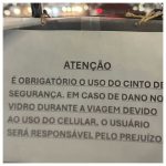 Placa chama atenção de passageiro e Procon diz o que pode acontecer com motorista