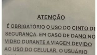 Placa chama atenção de passageiro e Procon diz o que pode acontecer com motorista