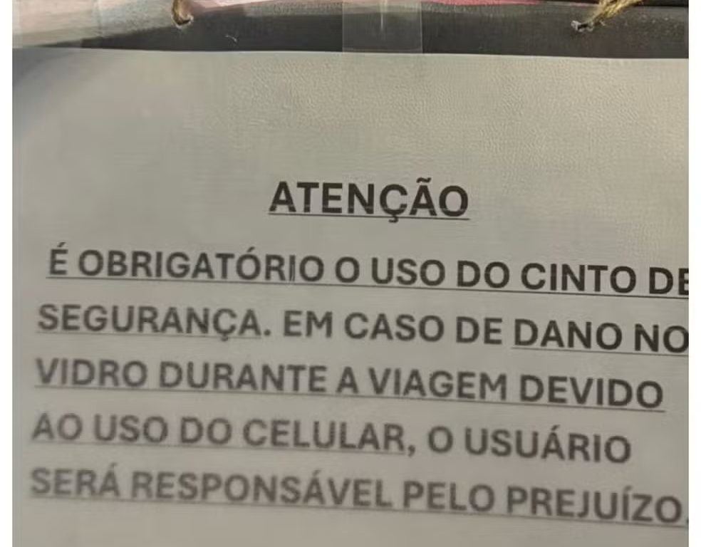 Placa chama atenção de passageiro e Procon diz o que pode acontecer com motorista