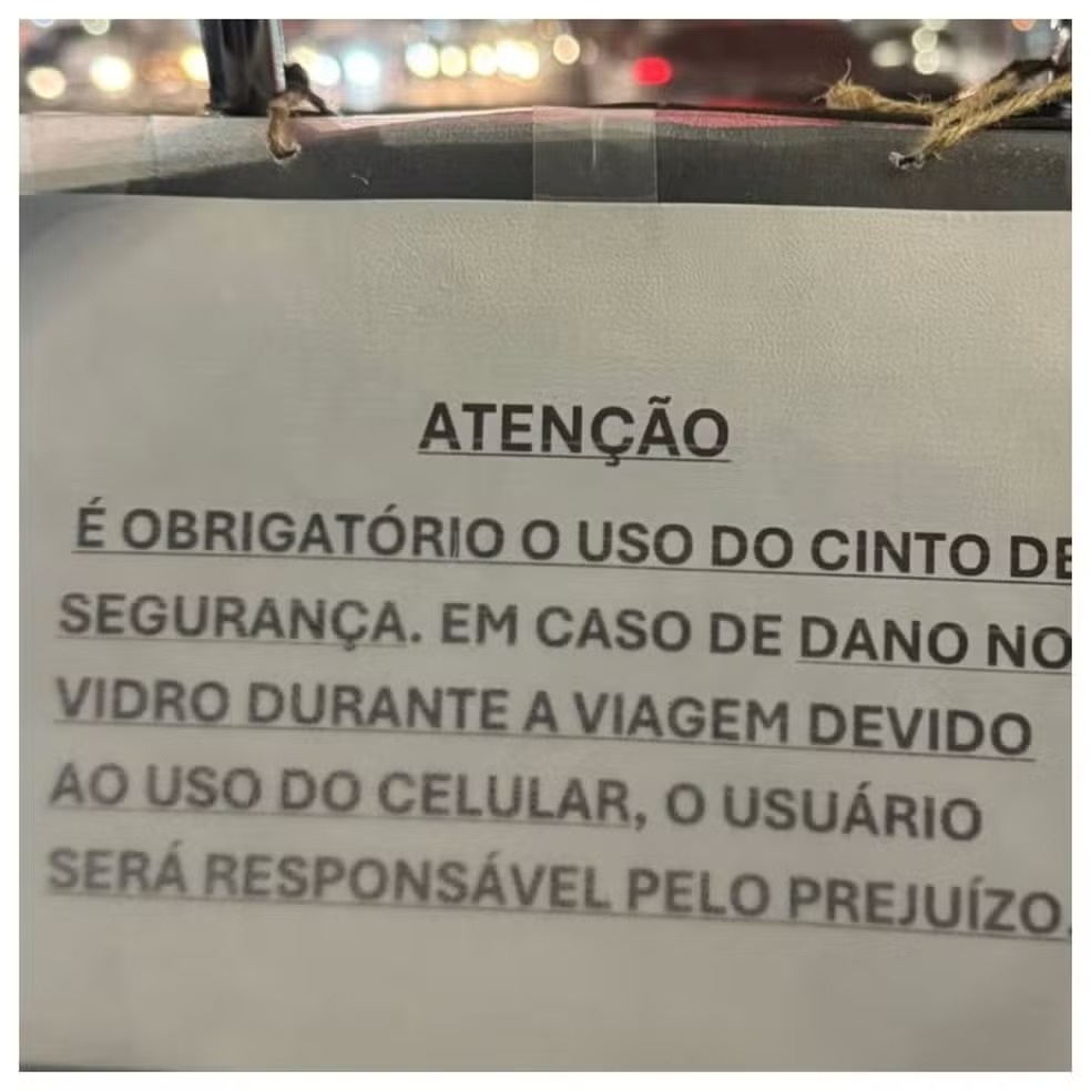 Placa chama atenção de passageiro e Procon diz o que pode acontecer com motorista