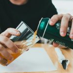 Afinal, qual é a diferença entre água com gás e refrigerante?