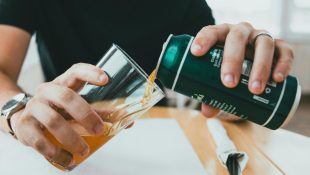 Não é a cerveja, nem o refrigerante: a bebida que mais faz mal a saúde, segundo nutricionistas