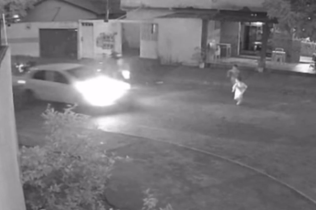 Câmera flagra criança sendo atropelada por carro em Caldas Novas; motorista fugiu do local