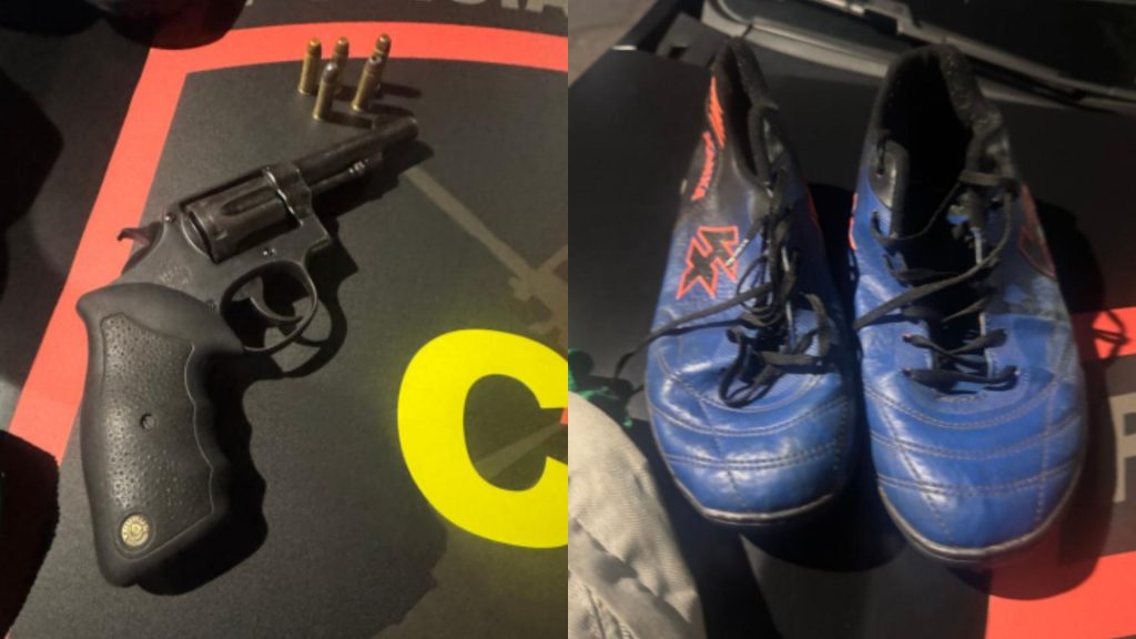 Policiais encontraram armas e chuteiras com os suspeitos.